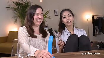 Redare Aceste fete se bucură de o cină murdară la lumina lumânărilor