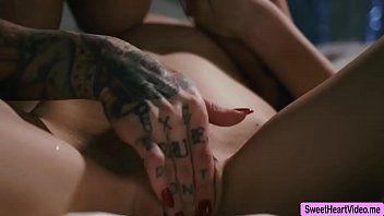 Riproduci Scarlett guarda Jessie mentre interpreta la sua figa bagnata