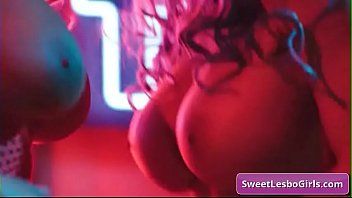 Abspielen Sexy natürliche Lesben mit großen Titten, Alexis Fawx und Angela White, essen sich gegenseitig die saftige Muschi für unglaublich starke Orgasmen