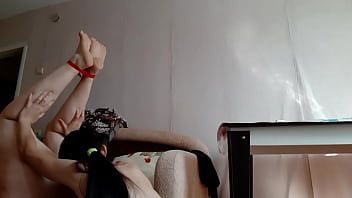 Reproduzir Amarrei as pernas dela para fazer seu orgasmo - meninas voam orgasmo