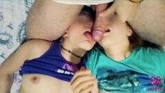চালান হট টিন কিসিং এবং বল-লিকিং সহ অপেশাদার লেসবিয়ান থ্রিসাম