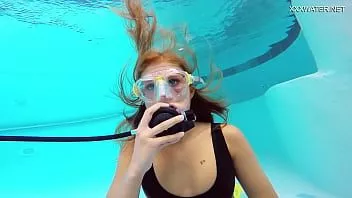 play Katya nakolkina con un'altra ragazza in piscina