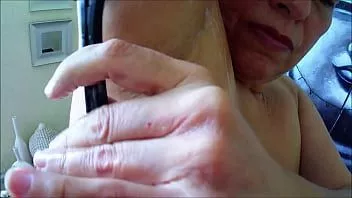 Играть Брею подмышки, чтобы мастурбировать член