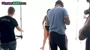 Oynat Duygusal lezbiyenler öpüşme sırasında erotik onların photoshoot