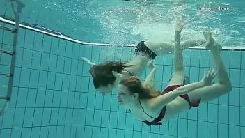 Играть Настя и либуше, супер горячие крошки под водой
