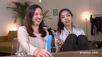play 这些女孩享受肮脏的烛光晚餐