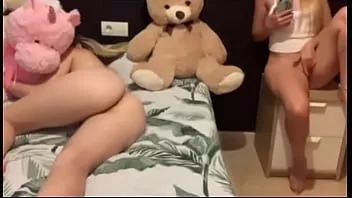 play いとこが夢の中でオナニー