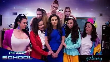 play Niegrzeczna uczennica Girlsway, emily willis, uczy się tego na własnej skórze