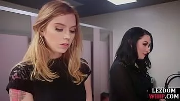 Reproduzir Dominação lésbica com brinquedo e cinta anal fodida