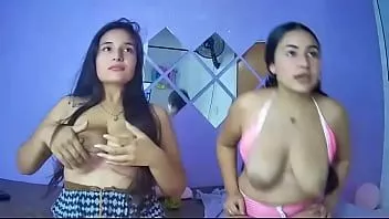 Riproduci Emily 70 durante l'allattamento lesbica webcam per l'allattamento al seno