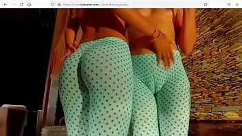 Putar Dua pelacur lesbian terangsang di legging dengan dicukur vagina muncrat sekitar