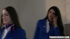 play Însoțitoarea de zbor transexuală împarte ora de culcare intima cu o femeie însoțitoare