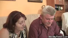 play Pareja madura descubre la fantasía oculta de un adolescente: un trío tórrido con una abuela tetona
