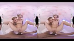 Redare Trio VR: Lesbiene mici împărtășesc o pipă mare pentru anal