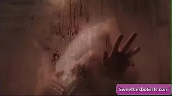 play 蒸し暑いシャワーを浴びながら猫を食べる素敵なホットレズビアンの女の子クロエチェリー、穏やかなサイレン