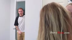 Riproduci Curioso figliastra cammina sulla matrigna MILF e l'intimo incontro lesbico di Hot Zia