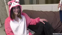 播放 两个变态的女同性恋学生无法抗拒大师的公鸡：校园里的粗暴和硬性
