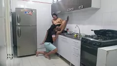 Reproducir Lesbiana MILF se pone traviesa con consolador en la cocina