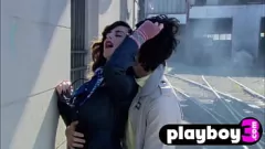 Reproducir Encuentro lesbiano hardcore de vecino rubio rubio con tetona milf