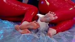 播放 女同性恋金发大美女Arya Grander和FetishAurae在淫乳胶和PVC脚崇拜