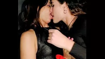play Lésbicas adolescente no carro, vagabunda para mim meia-irmã abril bigass e belle amore !!! -vídeo completo vermelho-