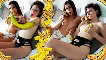 Reproducir Dos lesbianas y bananas - darcy dark y regina rich