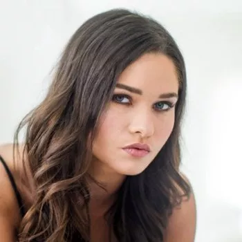 قناة Zoe Bloom