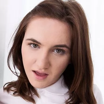 Actrita Kelsey Kage